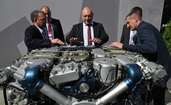 Participants of the Army-2023 Forum inspect the 2V-12-3A multi-fuel diesel engine for T-14, BMP-T15, and BREM-T16 armored vehicles. - Sputnik International