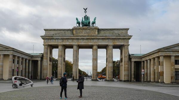 A view shows an empty square in front of the Brandenburg Gate in Berlin - Sputnik International
