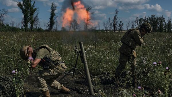 Ukrainian soldiers fire a mortar towards Russian positions, Saturday, Aug. 12 2023.  - Sputnik International