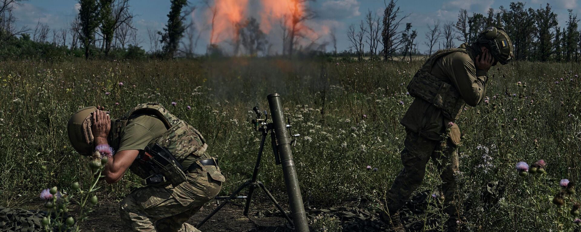 Ukrainian soldiers fire a mortar towards Russian positions, Saturday, Aug. 12 2023.  - Sputnik International, 1920, 16.08.2023