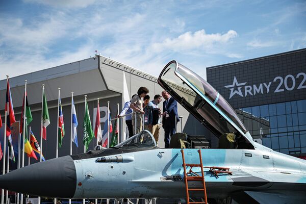 Visitors near a MiG-35 fighter jet at the Army-2023 forum. - Sputnik International