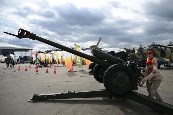 Young visitors near a D-30 howitzer at the Patriot Exhibition and Convention Center. - Sputnik International