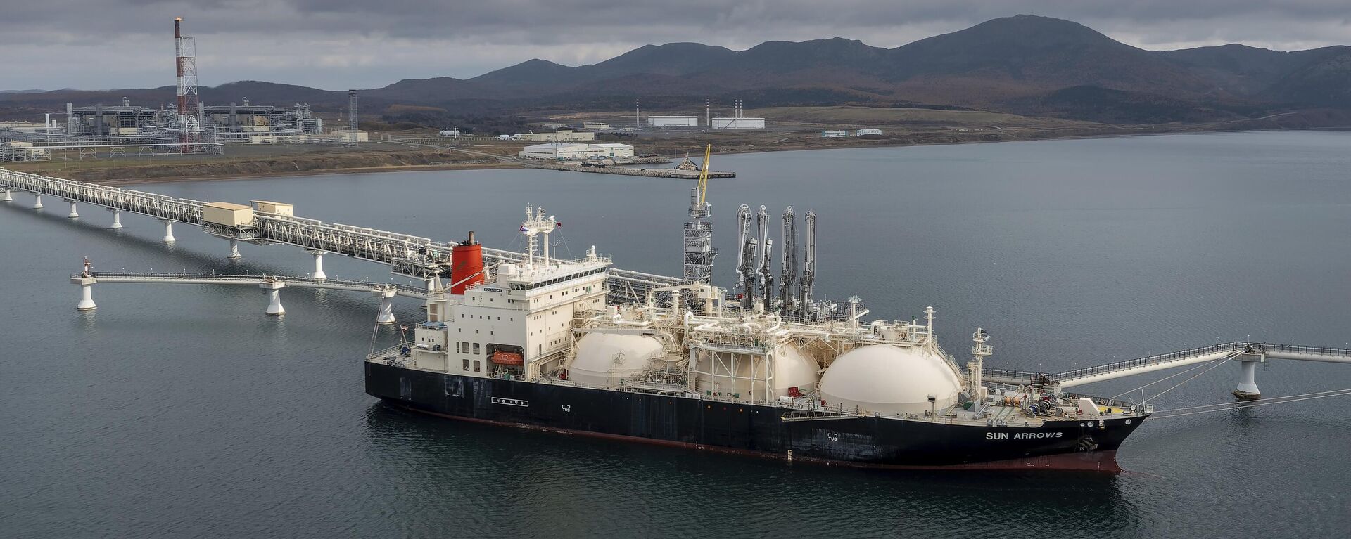 The tanker Sun Arrows loads its cargo of liquefied natural gas from the Sakhalin-2 project in the port of Prigorodnoye, Russia, on Friday, Oct. 29, 2021. - Sputnik International, 1920, 28.01.2024