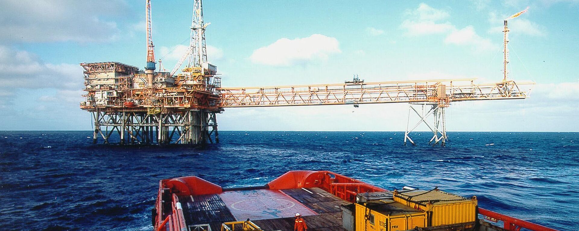 An undated handout photo shows Australian resources giant Woodside's Cossack Pioneer oil production facility in the North West Shelf (NWS) gas project, which produces a third of Australia's oil and half of its natural gas, off the northwest coast of Australia.  Australian Treasurer Peter Costello said in Canberra, 23 April 2001, the government had blocked Royal Dutch Shell's 10 billion Australian dollar (five billion USD) takeover for Woodside Petroleum Ltd because it was against the national interest. - Sputnik International, 1920, 16.08.2023