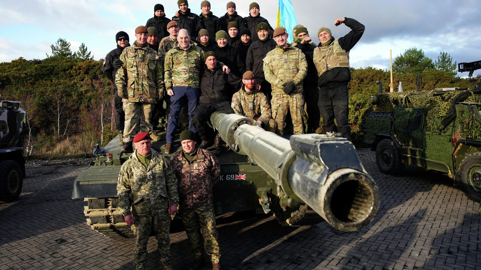 Britain's Defense Secretary Ben Wallace, centre left, poses with Ukrainian soldiers during a visit at Bovington Camp, a British Army military base where they are training on Challenger 2 tanks, in Dorset, England, February 2023.  - Sputnik International, 1920, 05.09.2023