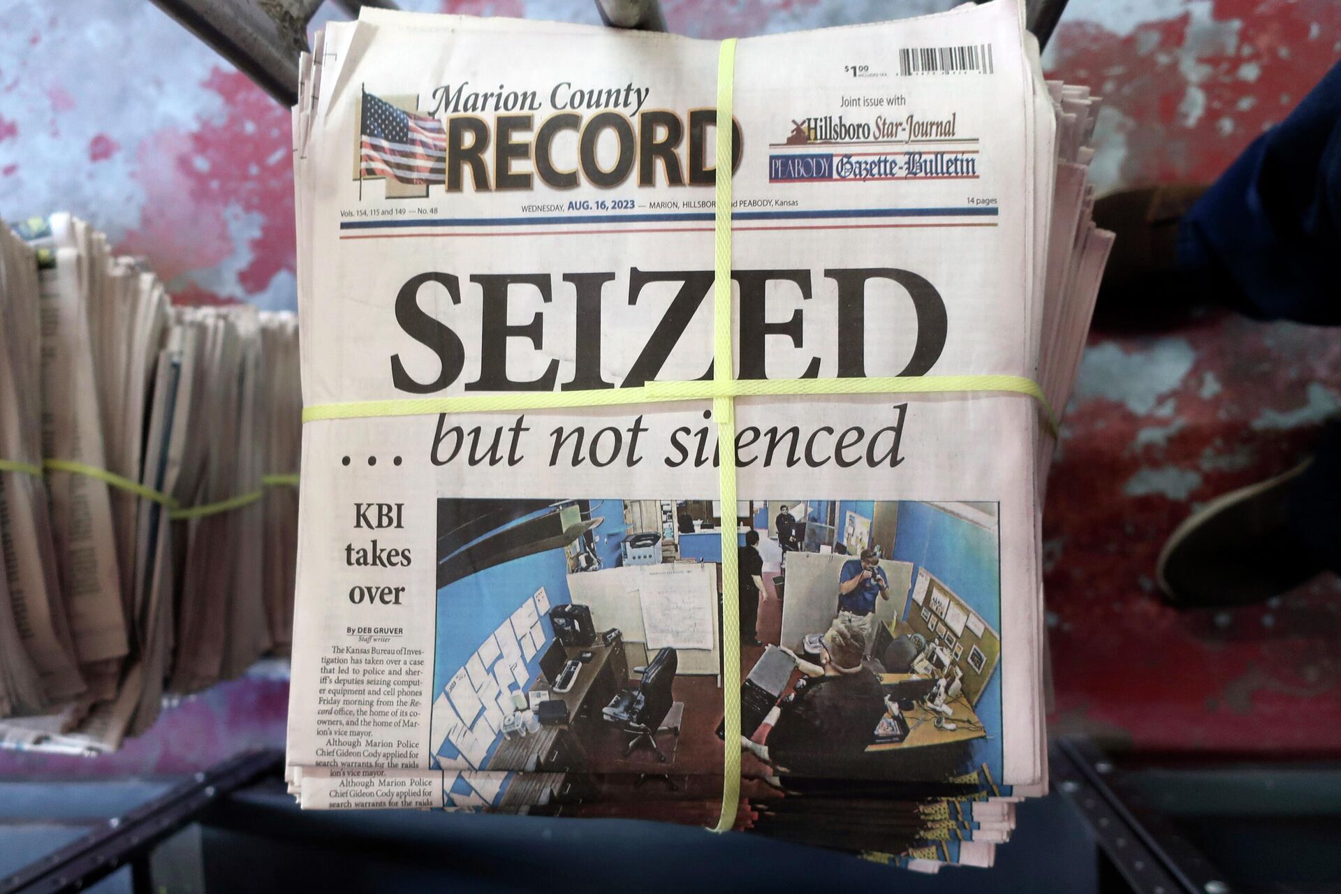 A stack of the latest weekly edition of the Marion County Record sits in the back of the newspaper's building, awaiting unbundling, sorting and distribution, Wednesday, Aug. 16, 2023, in Marion, Kan. The newspaper's front page was dedicated to two stories about a raid by local police on its offices and the publisher's home on Aug. 11, 2023. - Sputnik International, 1920, 17.08.2023