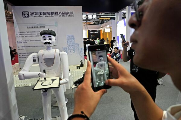 Visitors record a robot that can draw portraits for them. - Sputnik International