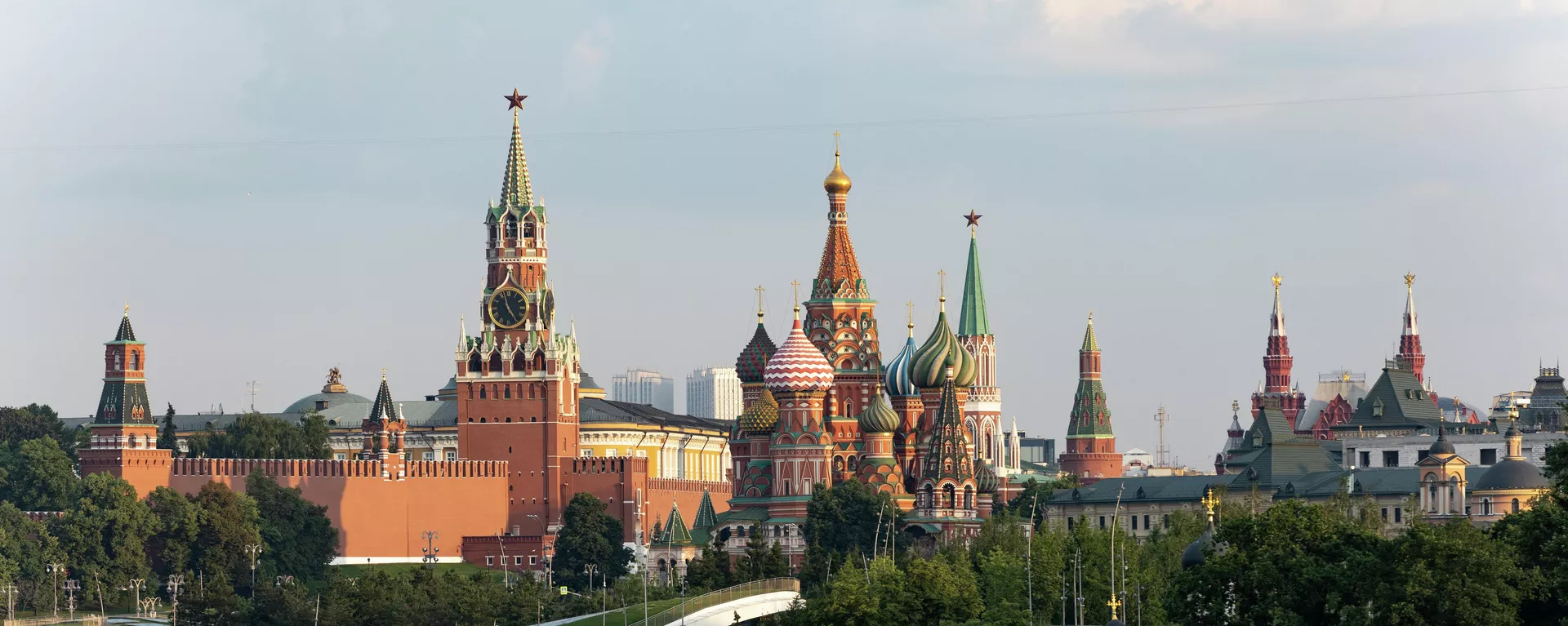 Widok na Kreml z wieżą Spasskaya i katedrą św. Bazyla w Moskwie, Rosja. - Sputnik International, 1920, 17.08.2023