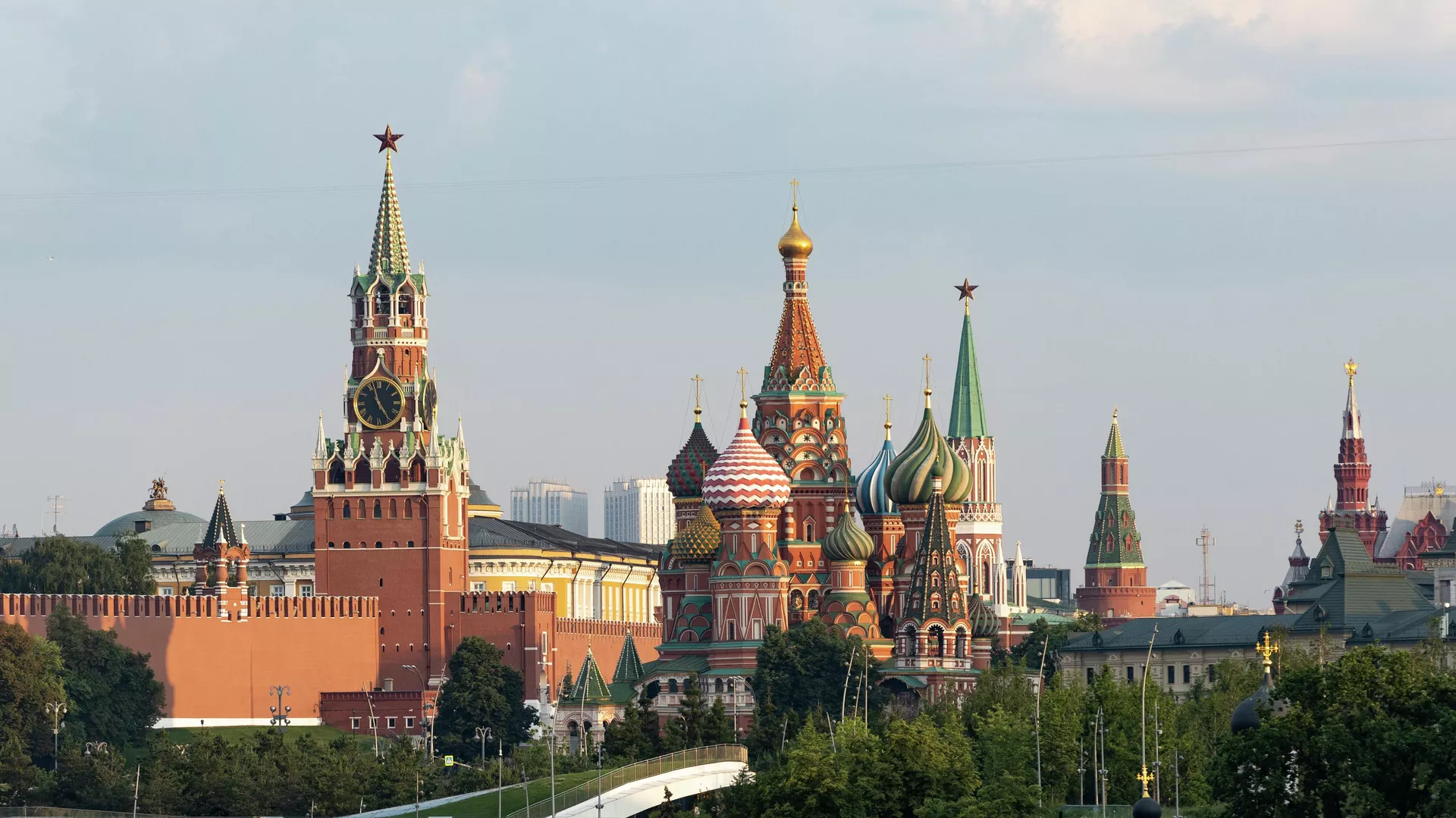 Widok na Kreml z wieżą Spasskaya i katedrą św. Bazyla w Moskwie, Rosja. - Sputnik International, 1920, 03.10.2023