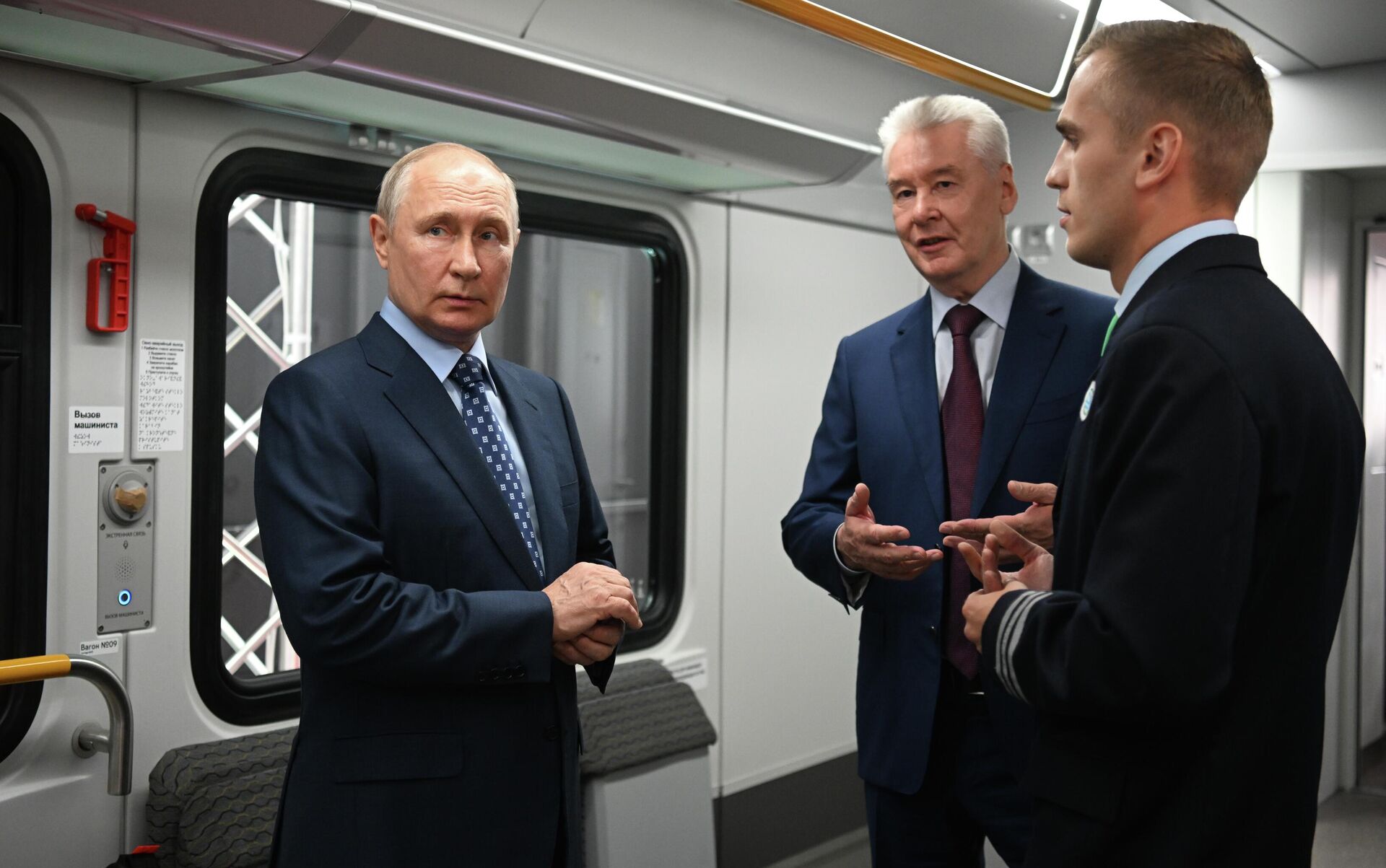Russian President Vladimir Putin Took Part in the Ceremony of Launching Passenger Traffic on MCD-3 - Sputnik International, 1920, 17.08.2023