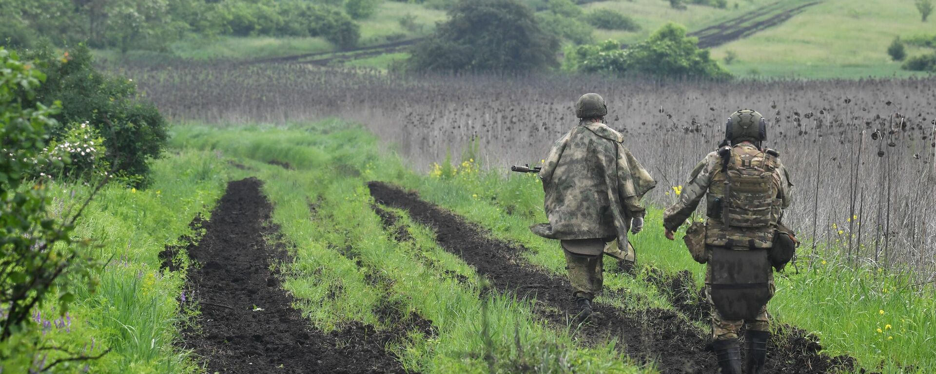 Russian Servicemen of the Western Military District's 1st Guards Tank Army Patrol the Area in the Course of Russia's <ilitary Operation in Ukraine - Sputnik International, 1920, 23.11.2023