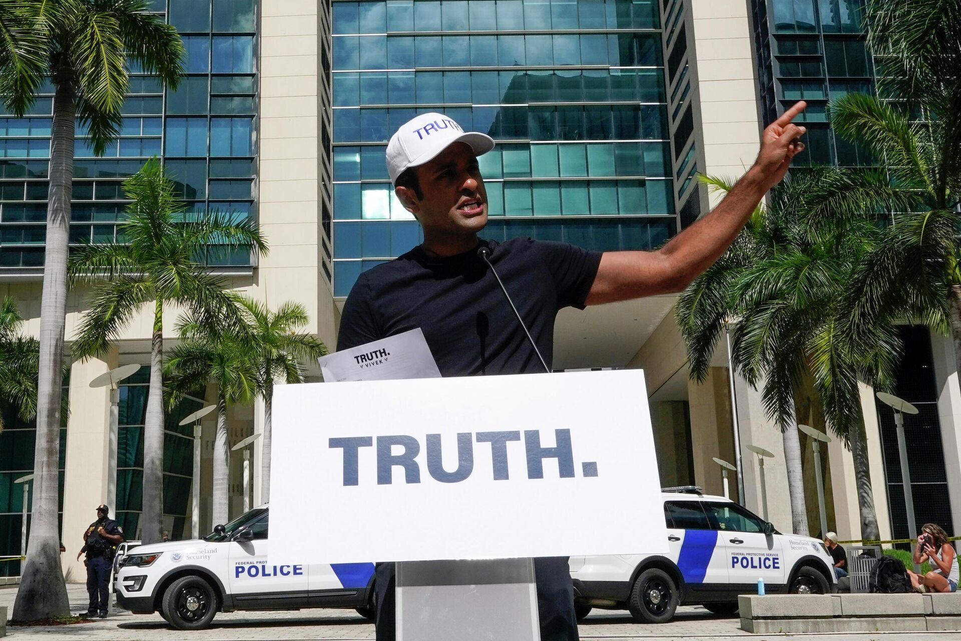 Republican presidential candidate Vivek Ramaswamy speaks outside the Wilkie D. Ferguson Jr. U.S. Courthouse, Tuesday, June 13, 2023, in Miami. - Sputnik International, 1920, 18.08.2023