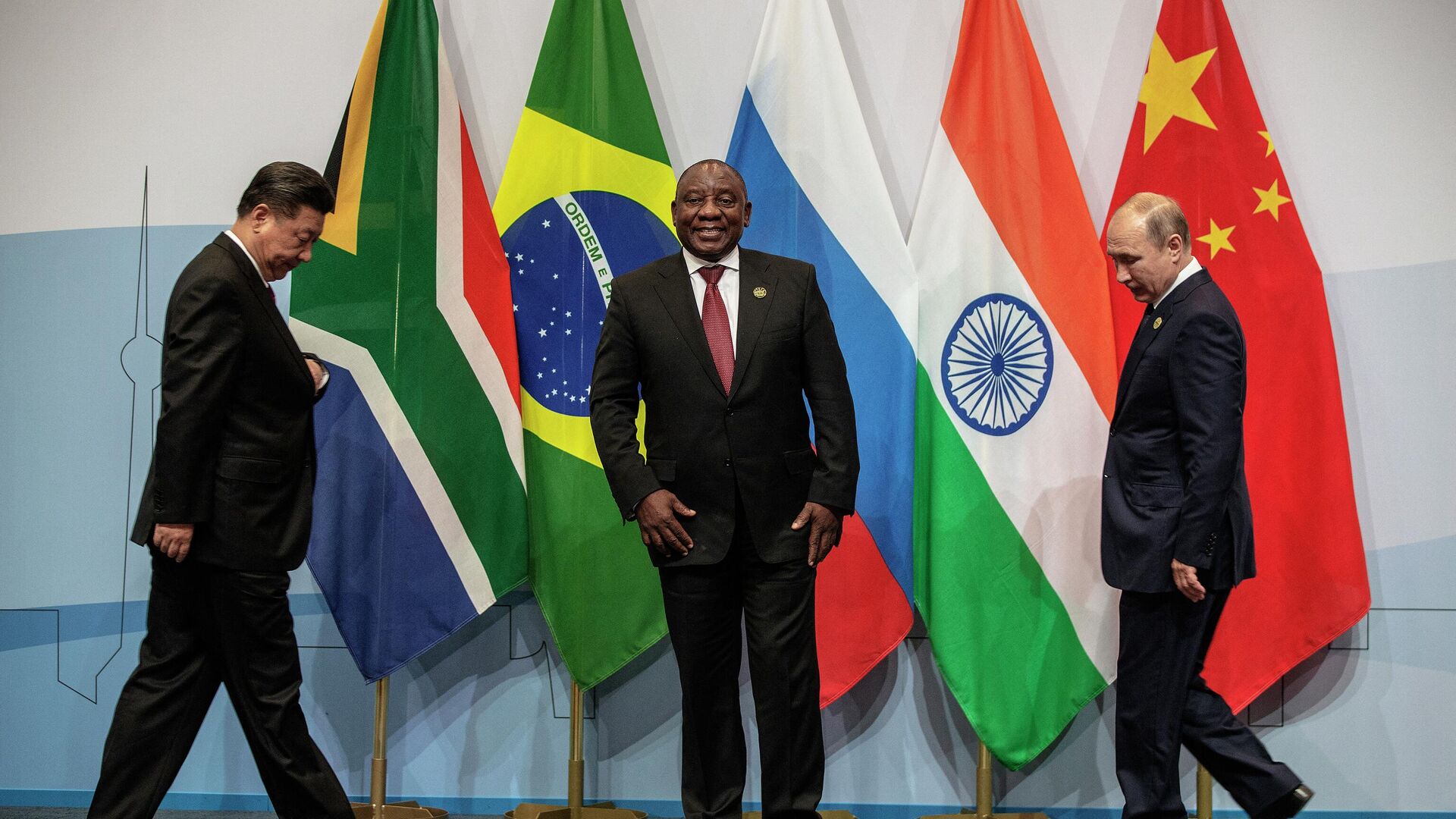 (LtoR) China's President Xi Jinping, South African President Cyril Ramaphosa and Russian President Vladimir Putin gather to pose for a group picture during the 10th BRICS (acronym for the grouping of the world's leading emerging economies, namely Brazil, Russia, India, China and South Africa) summit on July 26, 2018, at the Sandton Convention Centre in Johannesburg, South Africa. - Sputnik International, 1920, 22.08.2023