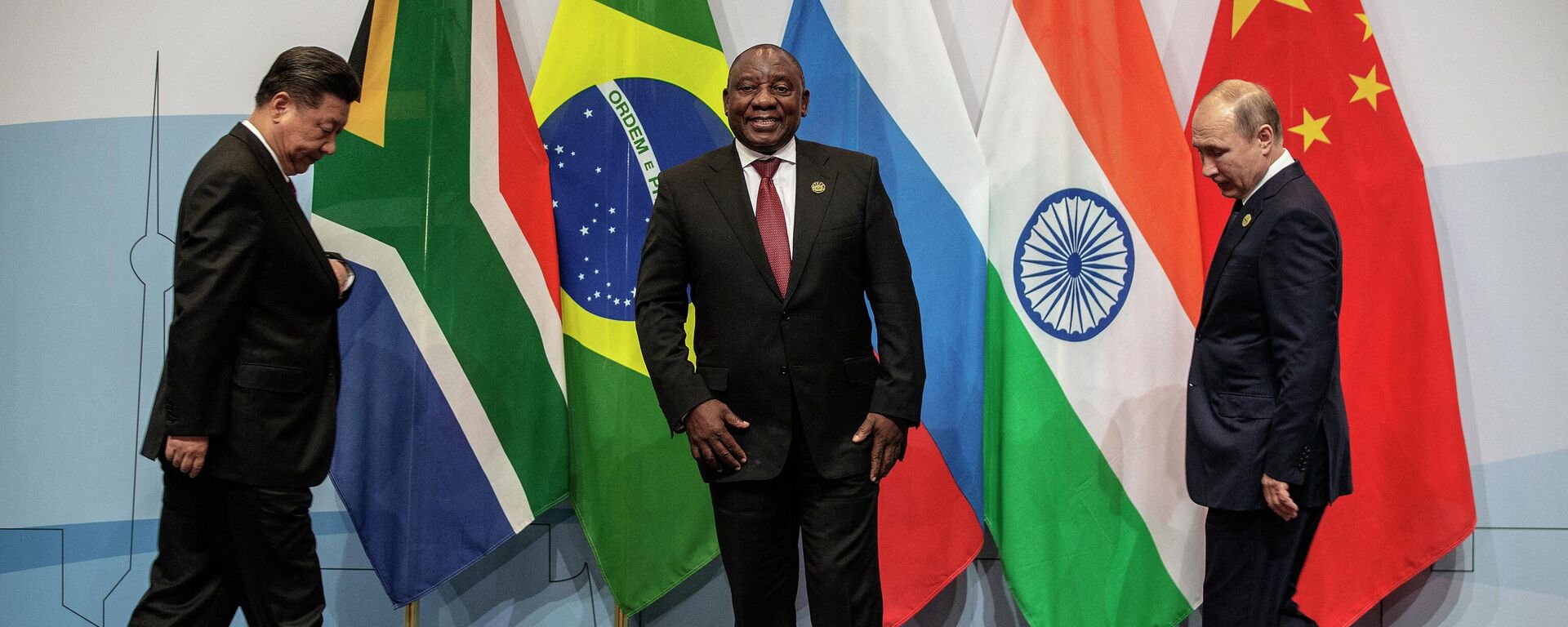 (LtoR) China's President Xi Jinping, South Africa's President Cyril Ramaphosa and Russia's President Vladimir Putin arrive to pose for a group picture during the 10th BRICS (acronym for the grouping of the world's leading emerging economies, namely Brazil, Russia, India, China and South Africa) summit on July 26, 2018 at the Sandton Convention Centre in Johannesburg, South Africa. - Sputnik International, 1920, 21.08.2023