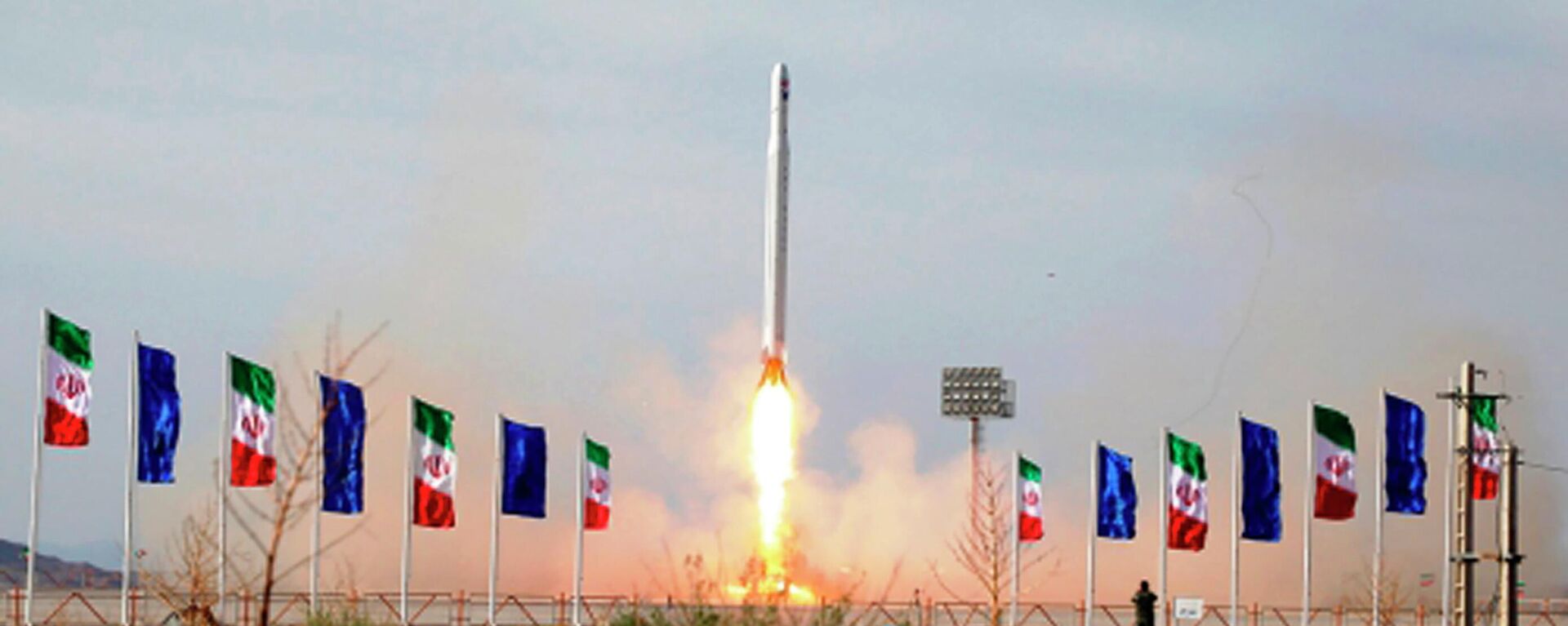 An Iranian rocket carrying a satellite is launched from an undisclosed site believed to be in Iran's Semnan province on April 22, 2020 - Sputnik International, 1920, 10.10.2023