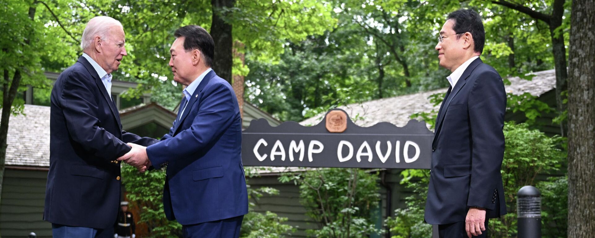 US President Joe Biden (L) welcomes South Korean President Yoon Suk Yeol (C) and Japanese Prime Minister Fumio Kishida to Camp David, Maryland, for a Trilateral Summit on August 18, 2023. - Sputnik International, 1920, 18.08.2023