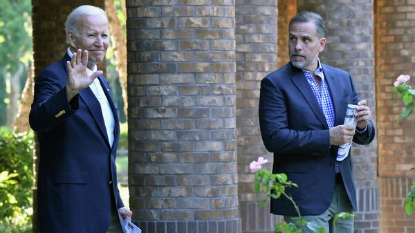 US President Joe Biden (L) waves alongside his son Hunter Biden. - Sputnik International