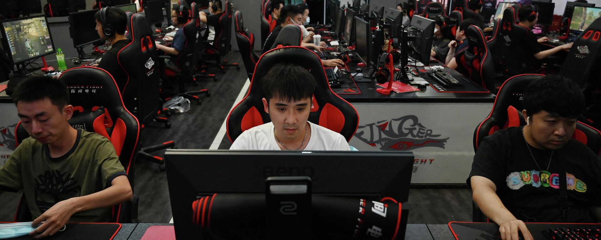 People play computer games at an internet cafe in Beijing on September 10, 2021 (Photo by GREG BAKER / AFP) - Sputnik International, 1920, 20.08.2023