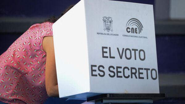 A woman votes at a polling station in Guayaquil during the Ecuadorean presidential election and referendum on mining and petroleum, on August 20, 2023. - Sputnik International
