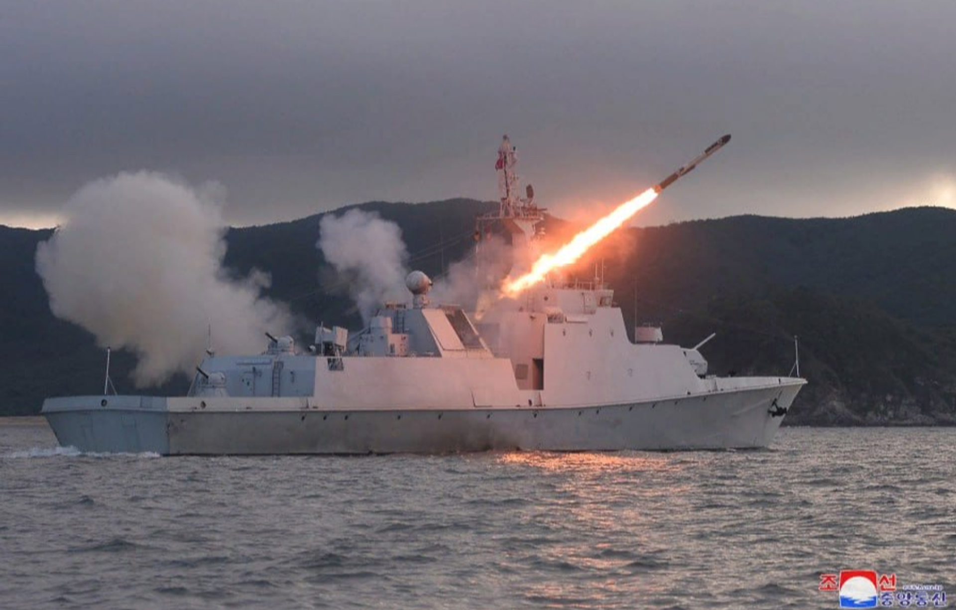 A North Korean patrol ship test-fires a cruise missile on August 21, 2023.  - Sputnik International, 1920, 21.08.2023