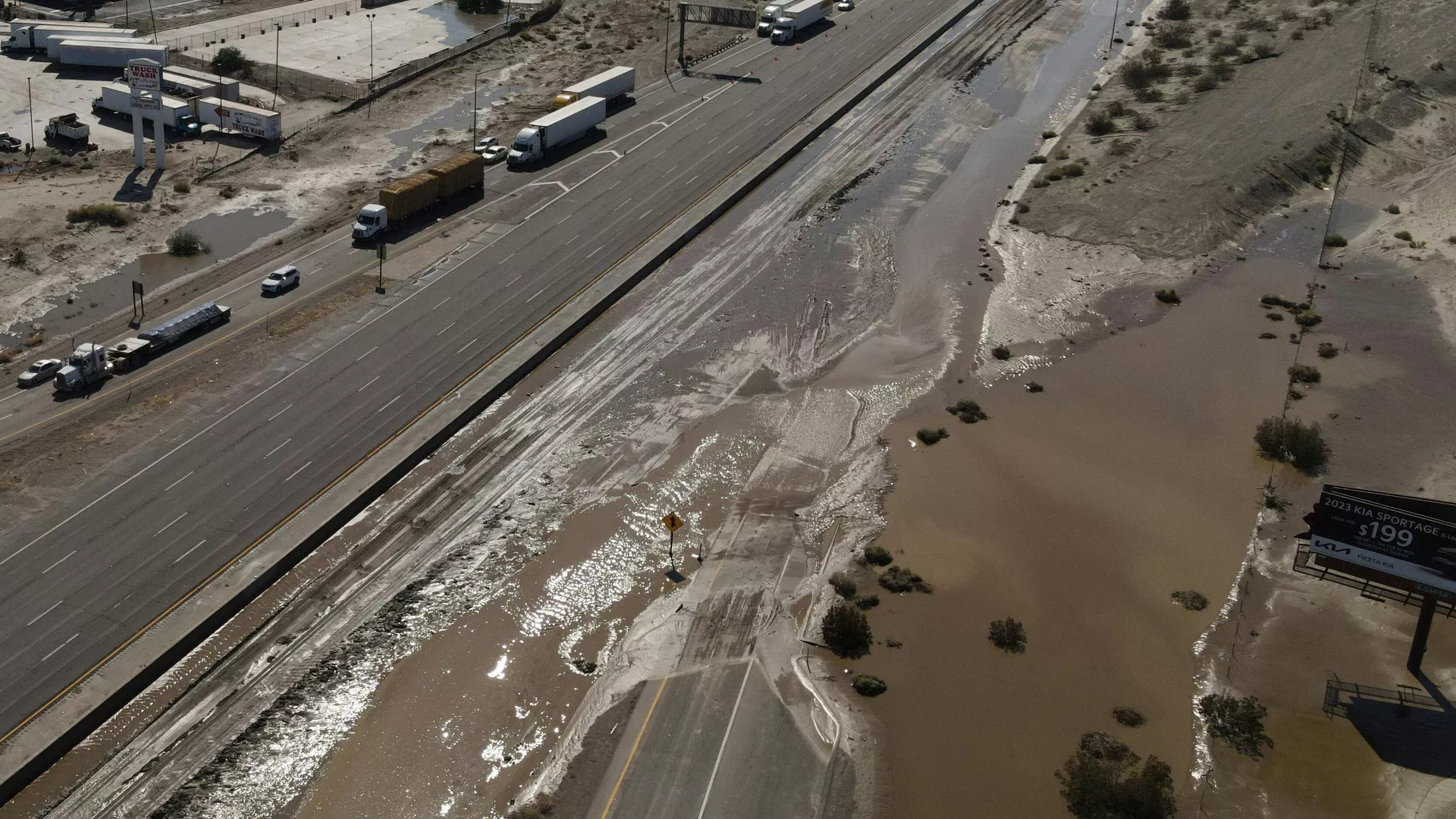 An aerial image shows traffic being diverted on Interstate 10 due to flooding and mud crossing the highway following heavy rains from Tropical Storm Hilary, in Rancho Mirage, California, on August 21, 2023. - Sputnik International, 1920, 21.08.2023