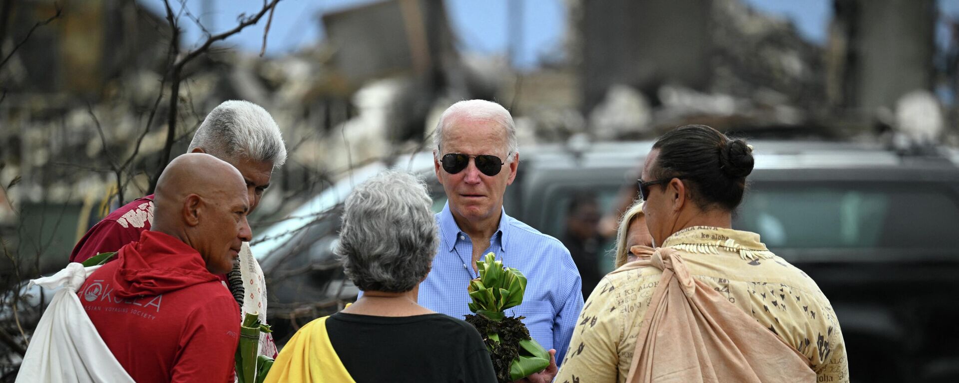 US President Joe Biden and First Lady Jill Biden participate in a blessing ceremony with the Lahaina elders at Moku'ula following wildfires in Lahaina, Hawaii on August 21, 2023. - Sputnik International, 1920, 22.08.2023