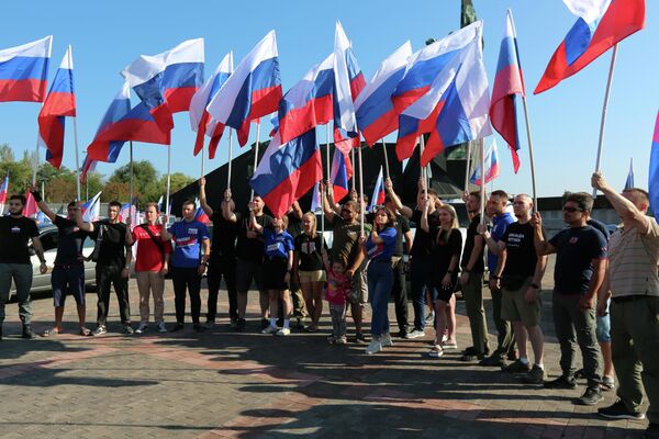 Participants in a car rally to mark Russian Flag Day in Donetsk. - Sputnik International