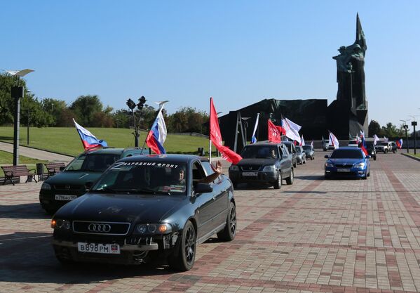 Members of the Voluntary People&#x27;s Druzhina and the All-Russia People&#x27;s Front during a motor rally to mark Russian Flag Day in Donetsk. - Sputnik International