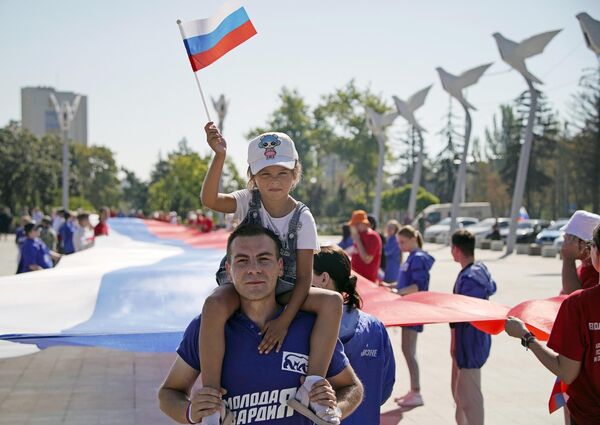 Participants in the celebrations marking Russian Flag Day on Lenin Square in Mariupol. - Sputnik International