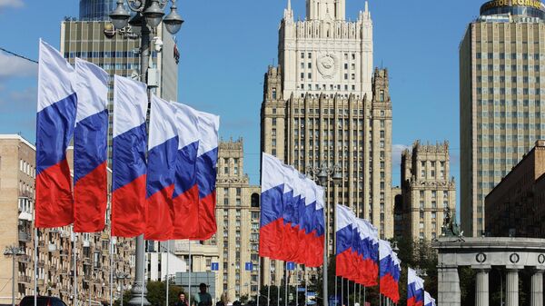 Российские флаги, установленные в Москве ко Дню государственного флага России - Sputnik International