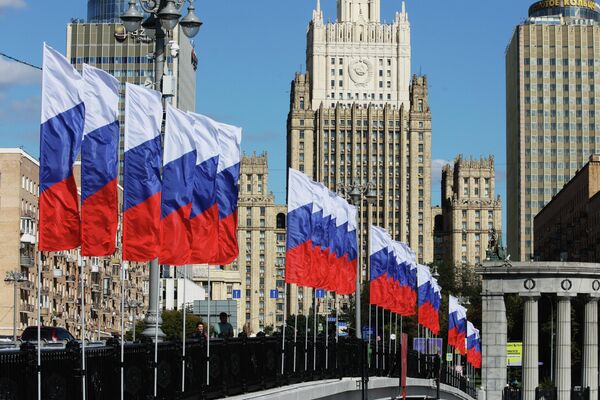 Russian flags raised in Moscow to mark the Russian State Flag Day. The building of the Russian Ministry of Foreign Affairs is in the background. - Sputnik International