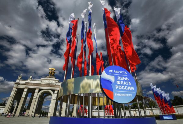 Russian flags placed at the entrance to Exhibition of Achievements of National Economy (VDNH) in Moscow to mark the Russian State Flag Day. - Sputnik International