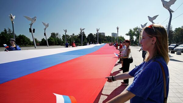 100-meter Russian flag on Lenin Square in Mariupol - Sputnik International