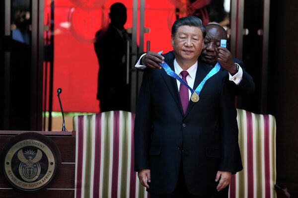 Chinese President Xi Jinping receives the Order of South Africa from President Cyril Ramaphosa.  - Sputnik International