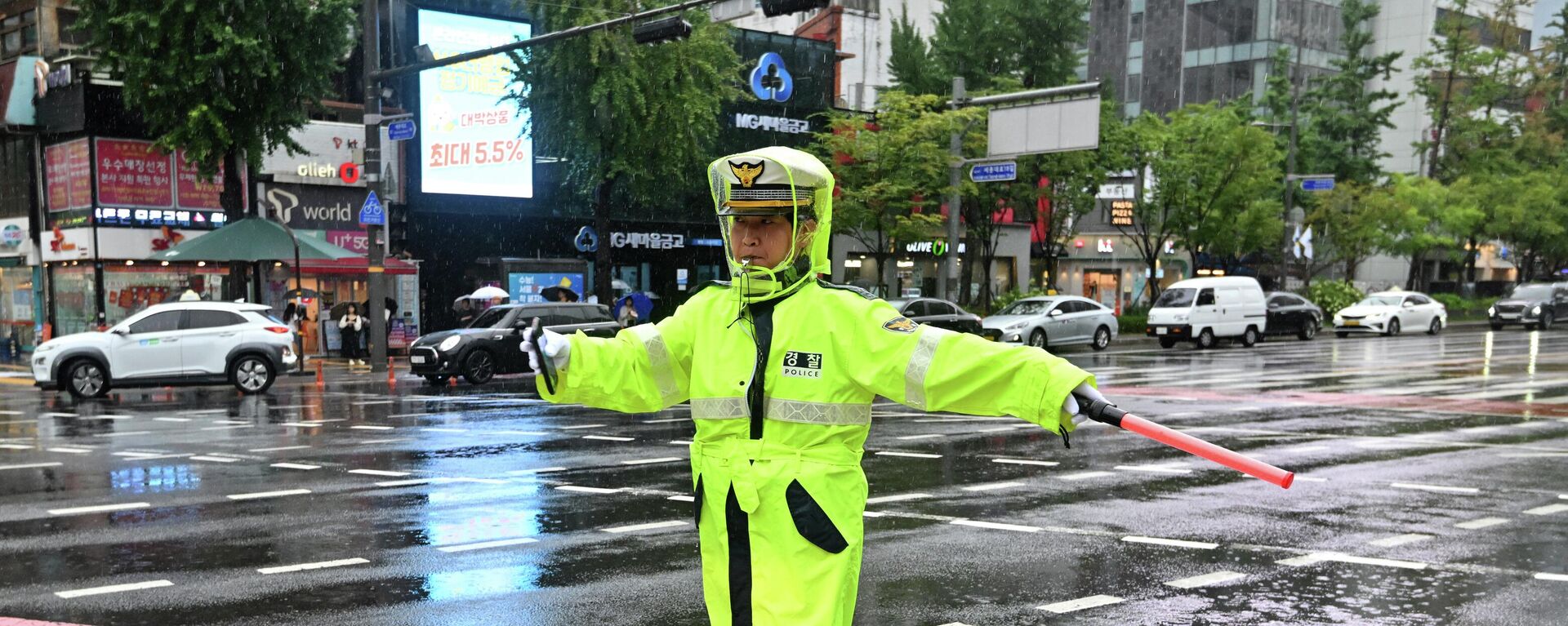 A police officer controls traffic on an empty street during a civil defence drill against possible artillery attacks by North Korea in Seoul on August 23, 2023 - Sputnik International, 1920, 23.08.2023