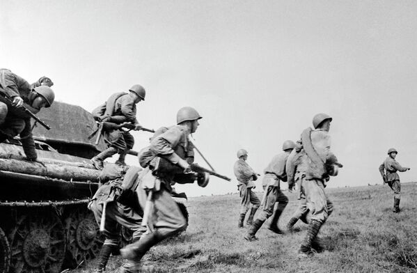 Soviet soldiers disembark from a tank during the Battle of Kursk. - Sputnik International
