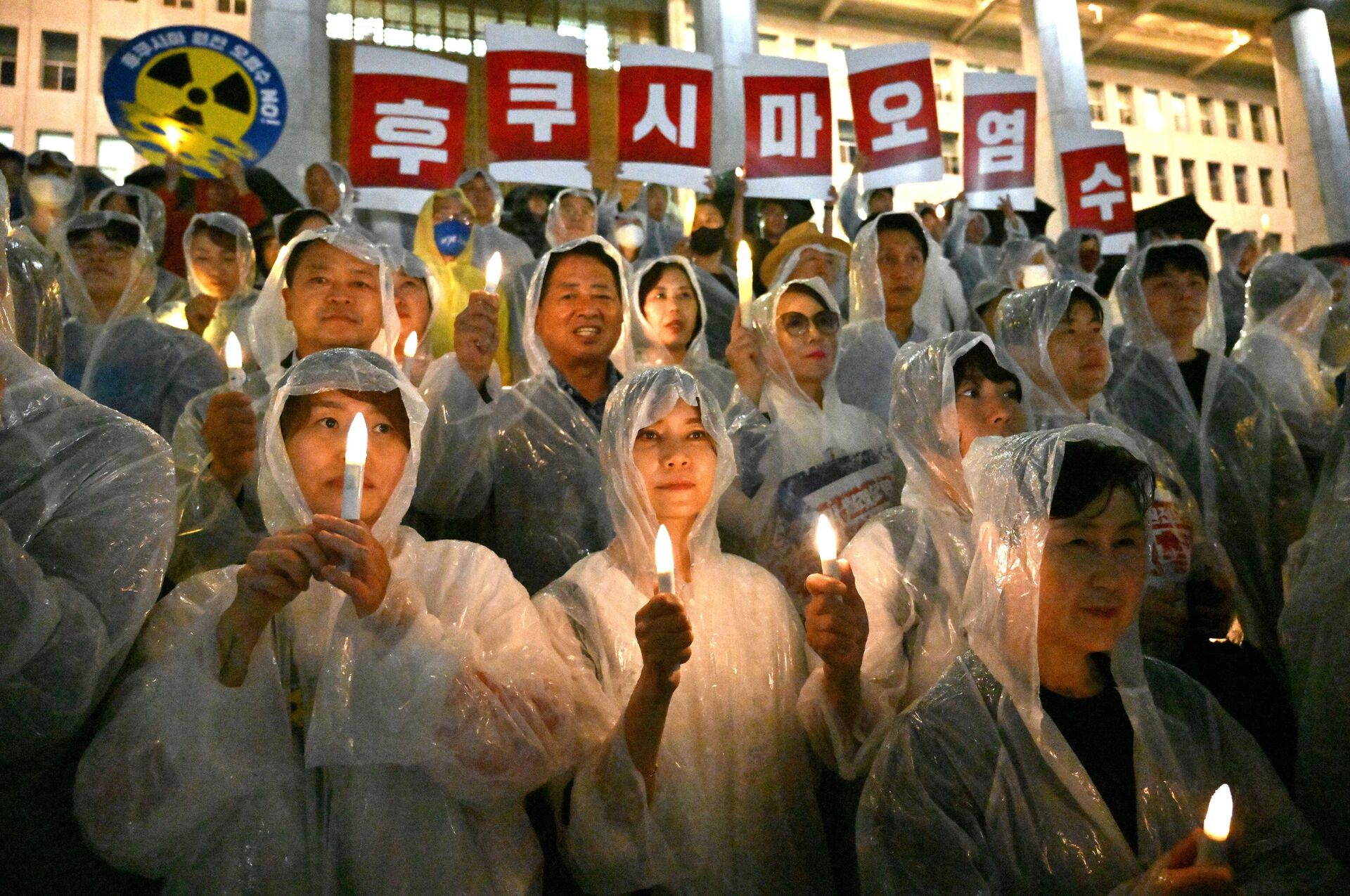 South Korea's main opposition Democratic Party members hold electric candles and signs reading Fukushima contaminated water during a rally against Japan's plan to release treated water from the Fukushima nuclear plant, at the National Assembly in Seoul on August 23, 2023 - Sputnik International, 1920, 23.08.2023