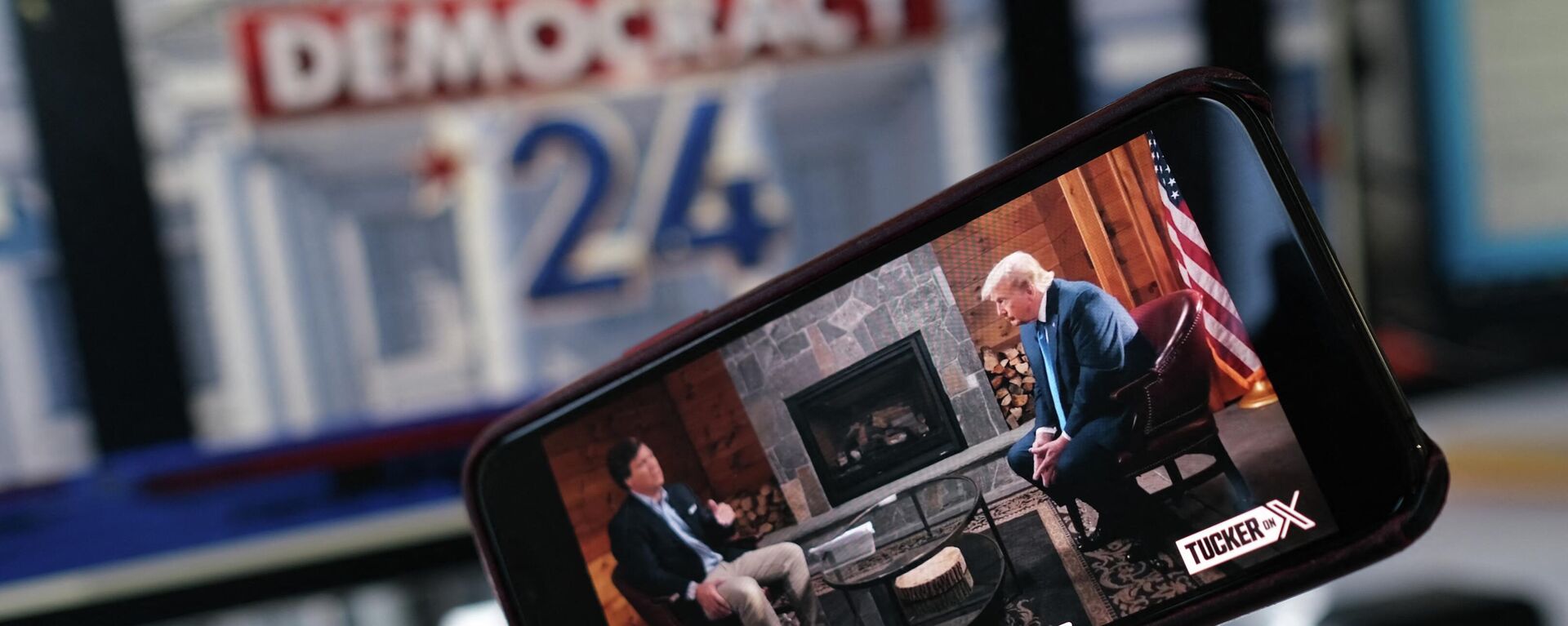 This illustration photo shows a preview of Tucker Carlson's interview of former US President Donald Trump scheduled to air on X (formerly Twitter) on the same night of the first Republican Presidential primary debate in Milwaukee, Wisconsin, on a smartphone ahead of the debate on August 23, 2023. (Photo by Chris DELMAS / AFP) - Sputnik International, 1920, 24.08.2023