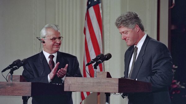 Ukraine's first president Leonid Kravchuk (L) applauds US President Bill Clinton (R) during a press conference at the White House in Washington, DC, on March 4, 1994. - Sputnik International