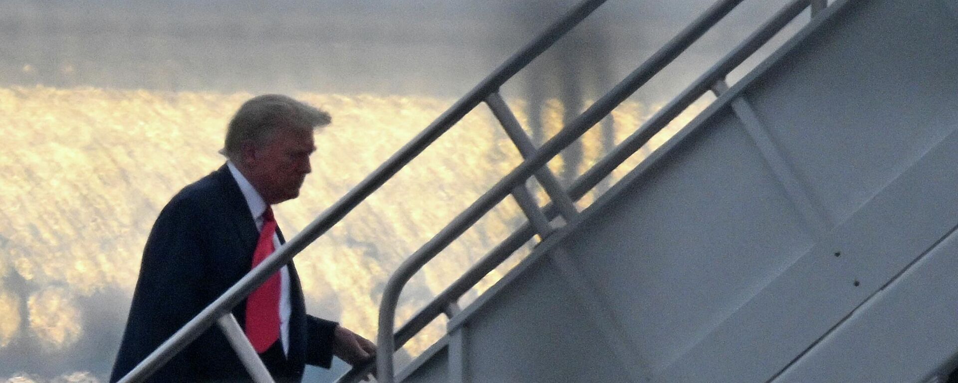 Former US President Donald Trump boards his plane as he departs Atlanta Hartsfield-Jackson International Airport in Atlanta, Georgia, on August 24, 2023. Former US President Donald Trump and 18 others have until August 25, 2023 to surrender at the courthouse after being indicted on 41 counts related to their efforts to overturn the 2020 US Presidential election.  - Sputnik International, 1920, 25.08.2023