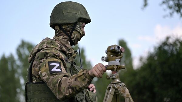 Russian servicemen of the Western Military District uses an artillery compass - Sputnik International