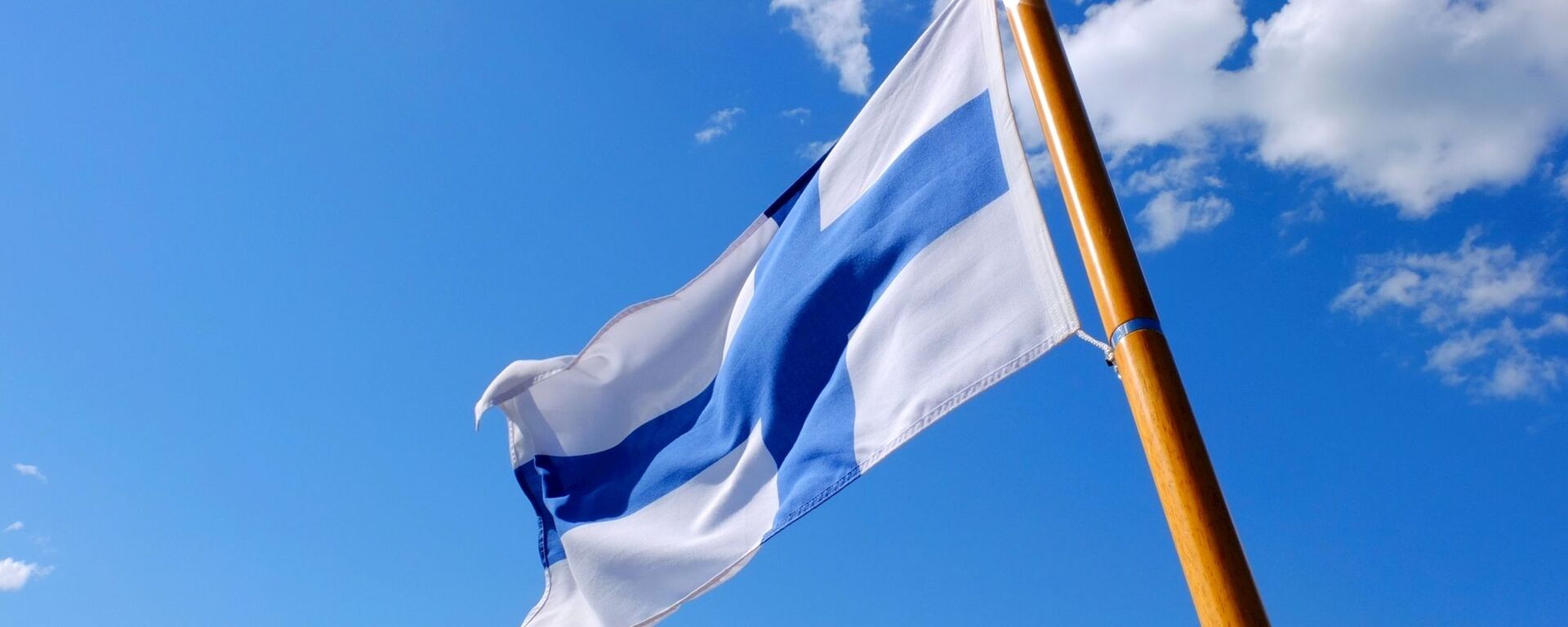 Флаг Финляндии на фоне неба  - Sputnik International, 1920, 14.03.2024