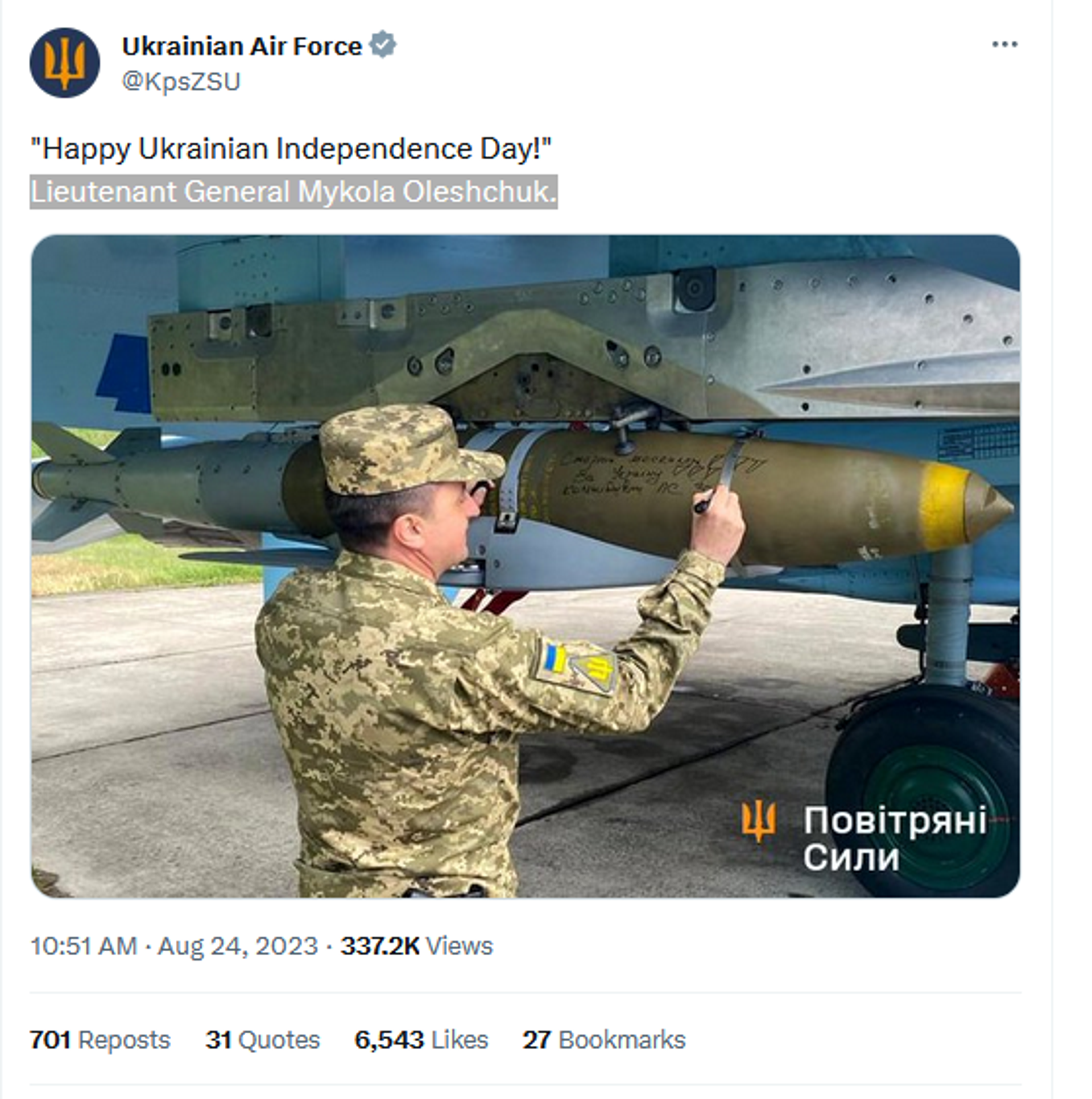 The commander of Ukraine's Air Force signs a JDAM-ER-equipped bomb. - Sputnik International, 1920, 25.08.2023