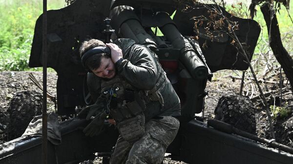 A Ukrainian artilleryman fires a 152 mm towed gun-howitzer on July 20, 2023. - Sputnik International
