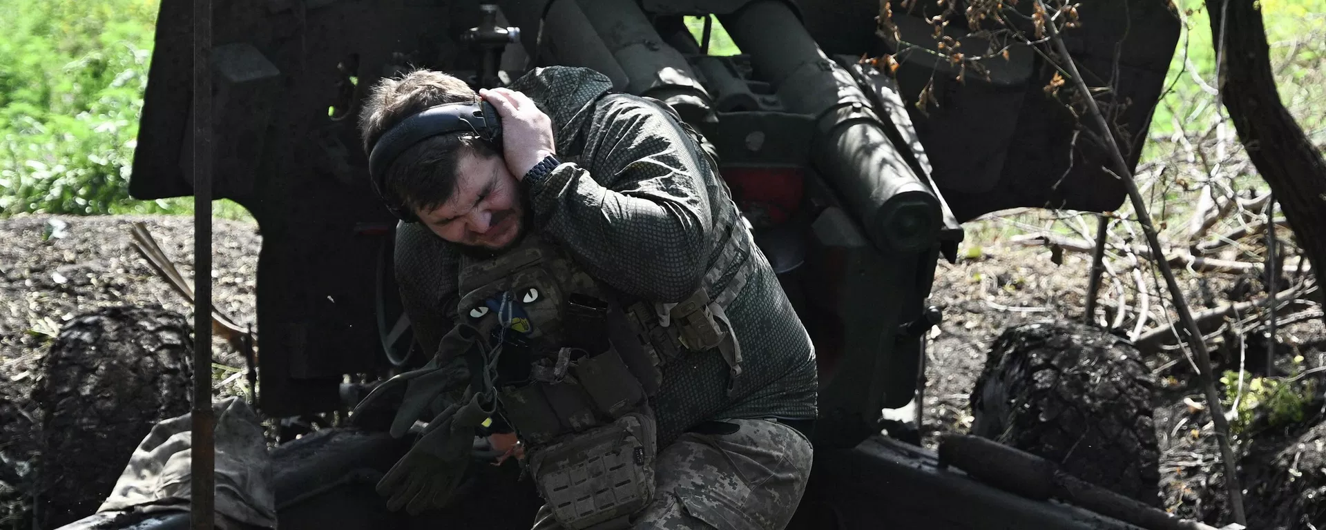 A Ukrainian artilleryman fires a 152 mm towed gun-howitzer on July 20, 2023. A Ukrainian artilleryman fires a 152 mm towed gun-howitzer on July 20, 2023. - Sputnik International, 1920, 26.08.2023