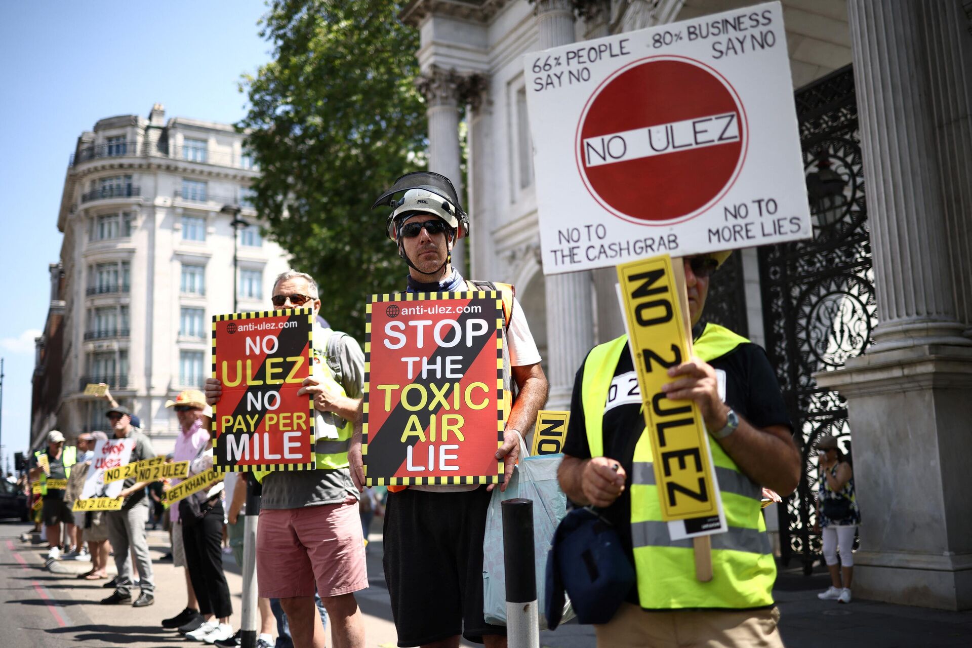 Demonstrators hold placards and chant slogans during a rally to protest against the expansion of the Ultra Low Emission Zone (ULEZ) in London, at Marble Arch, central London, on June 25, 2023.  - Sputnik International, 1920, 26.08.2023