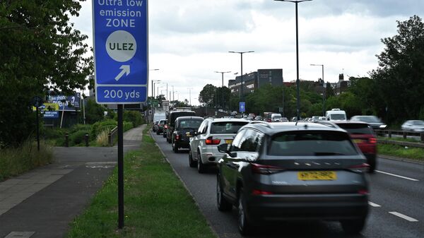Traffic pass a signs indicating the ultra-low emission zone (ULEZ) near Hanger Lane in west London on July 22, 2023.  - Sputnik International