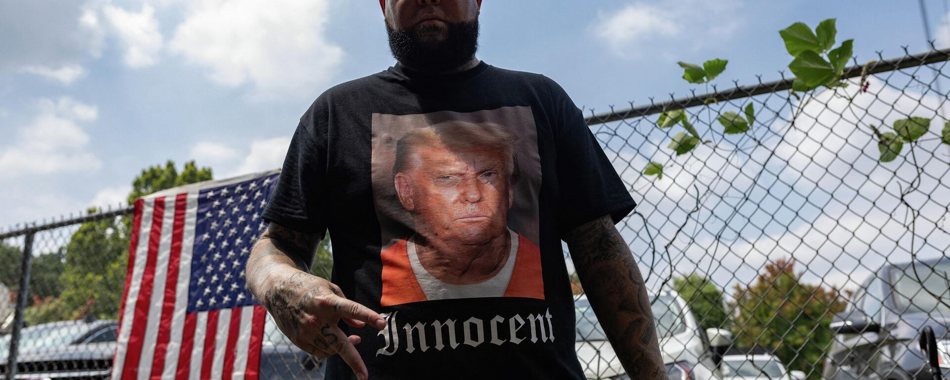 A supporter of former President Donald Trump wears a shirt proclaiming his innocence while waiting for him to arrive outside the Fulton County Jail on August 24, 2023, in Atlanta, Georgia. - Sputnik International, 1920, 27.08.2023