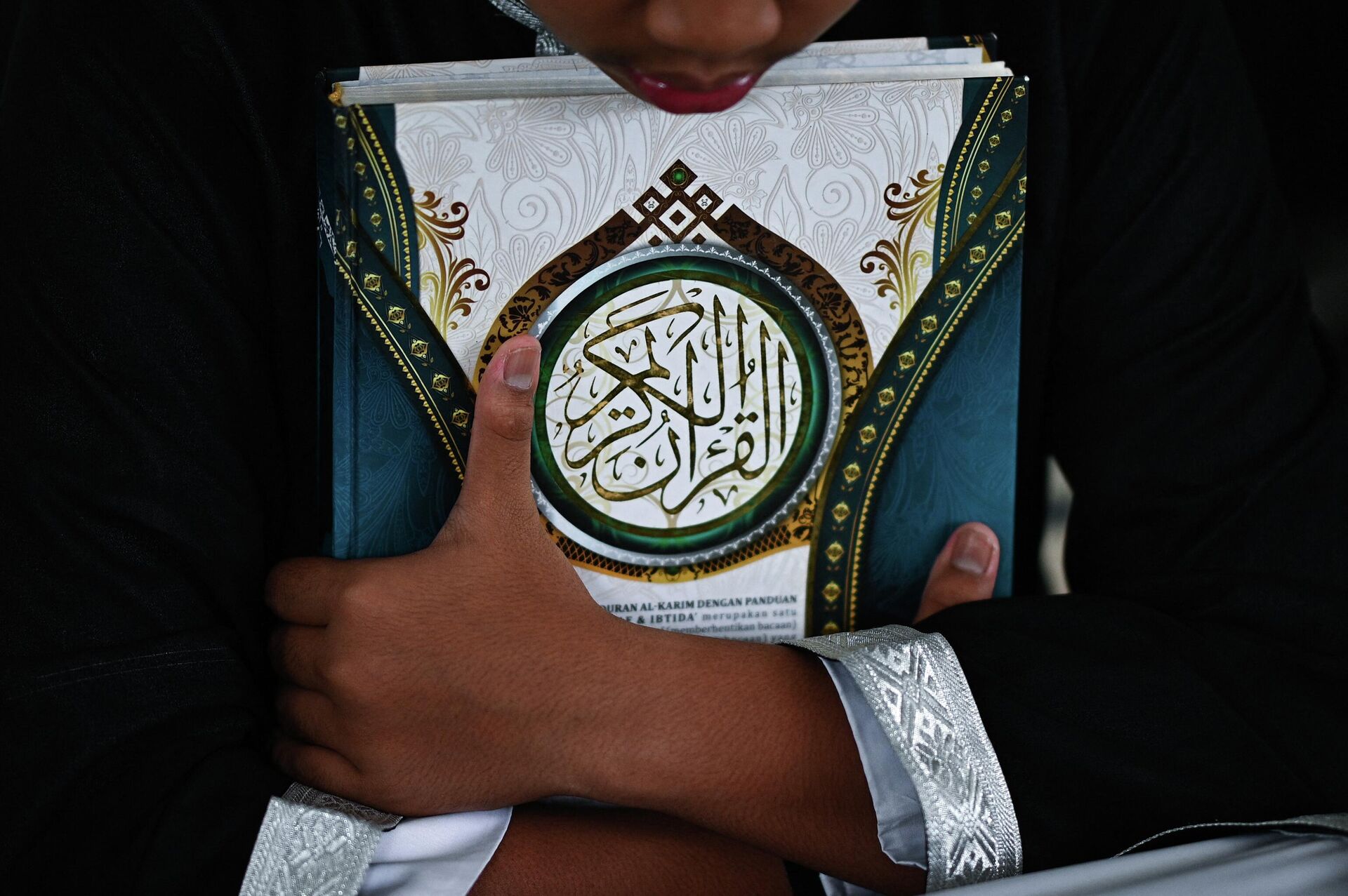  Muslim student holding a copy of the holy Quran. - Sputnik International, 1920, 27.08.2023