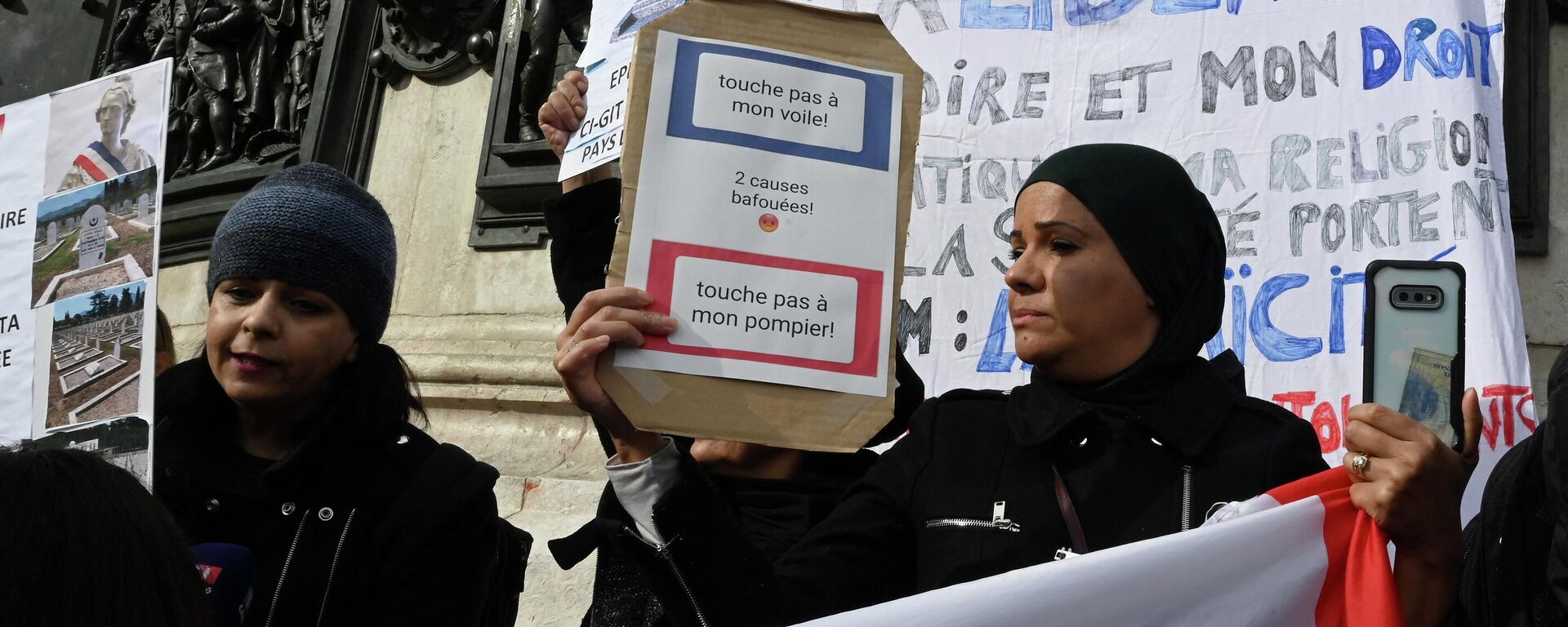Women hold signs reading Don't touch my headscarf as they demonstrate on October 19, 2019 on the place de la Republique in Paris. - Sputnik International, 1920, 27.08.2023